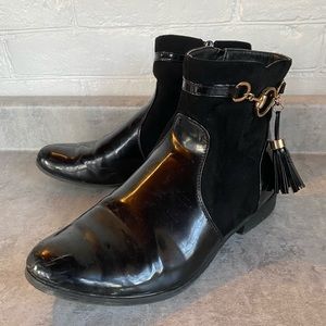 Black boots with tassels